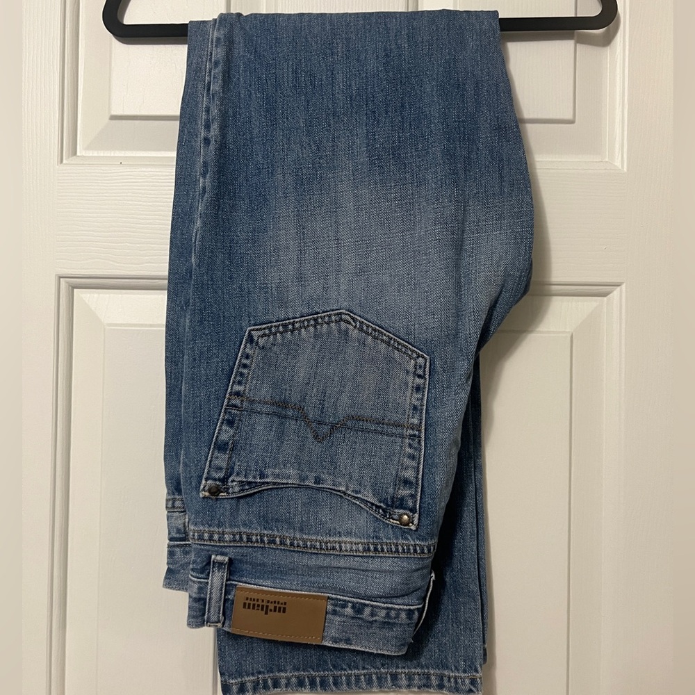 Like new! Men’s Urban Pipeline Slim-Fit Straight Leg Jeans 32/34